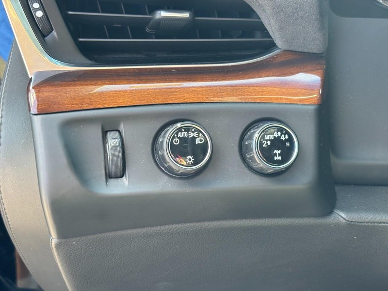 Cadillac Escalade Vehicle Full-screen Gallery Image 20