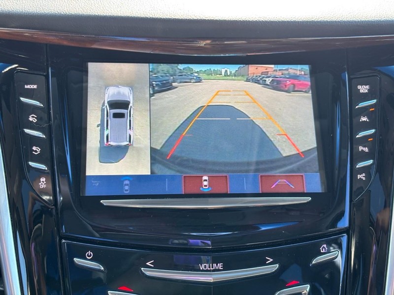 Cadillac Escalade Vehicle Full-screen Gallery Image 24