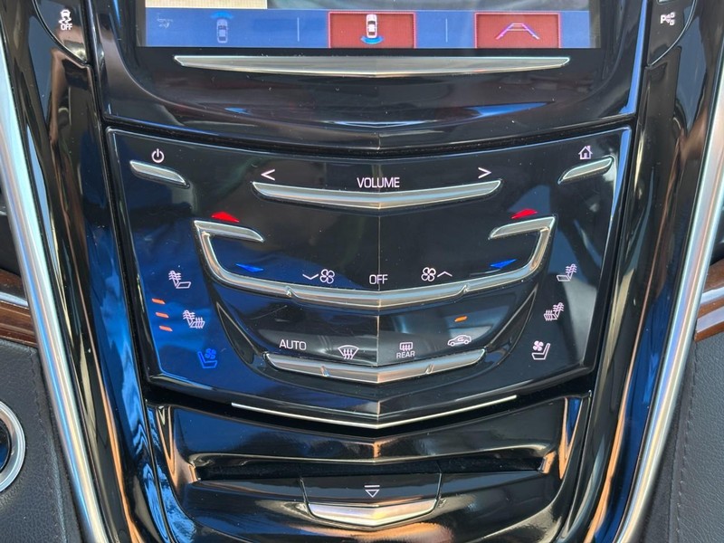 Cadillac Escalade Vehicle Full-screen Gallery Image 25