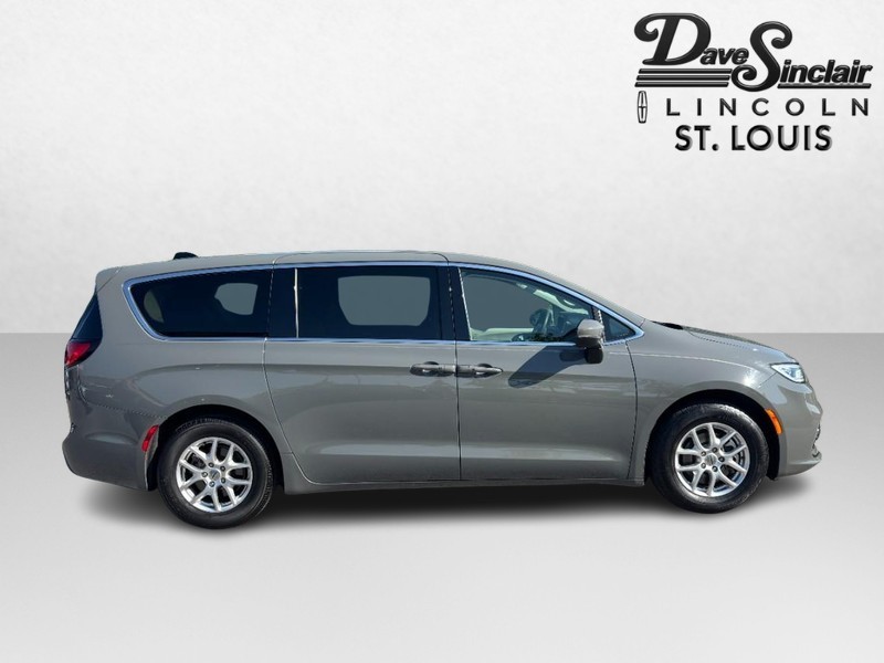 Chrysler Pacifica Vehicle Full-screen Gallery Image 02