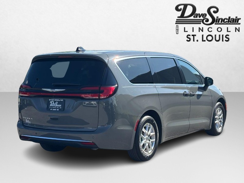 Chrysler Pacifica Vehicle Full-screen Gallery Image 03