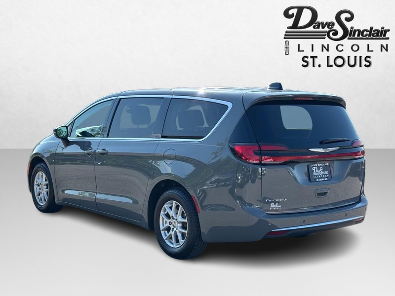 Chrysler Pacifica Vehicle Full-screen Gallery Image 05