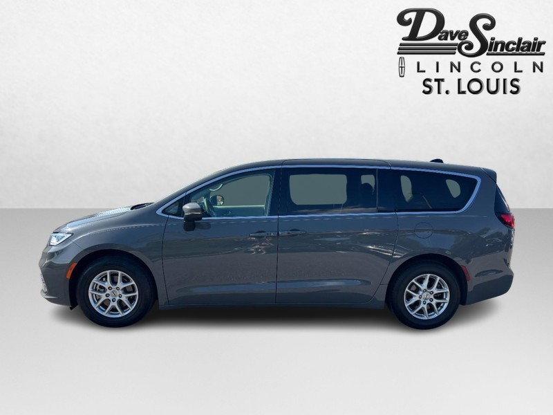 Chrysler Pacifica Vehicle Full-screen Gallery Image 06