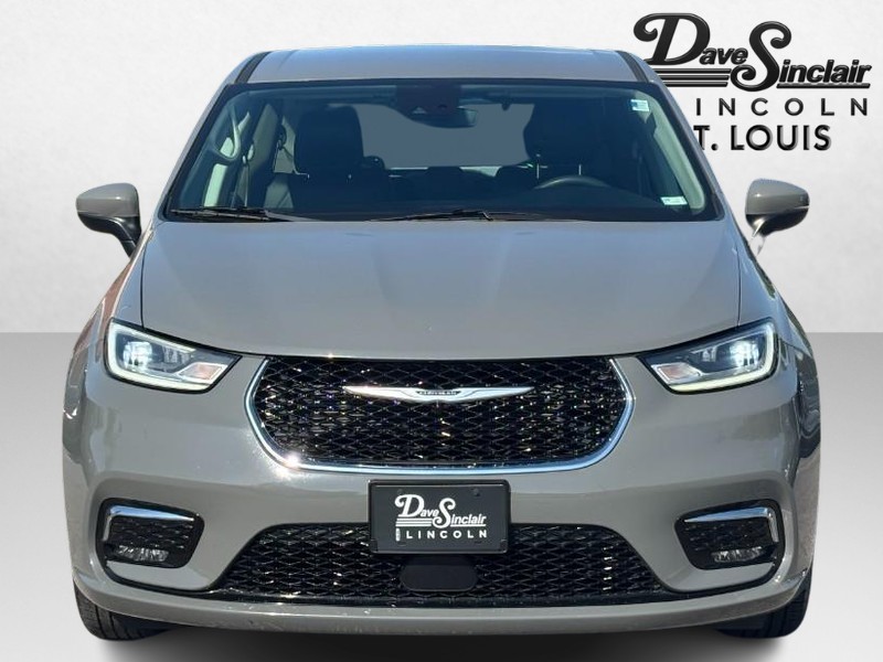 Chrysler Pacifica Vehicle Full-screen Gallery Image 09