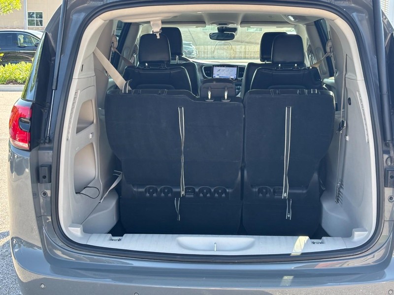 Chrysler Pacifica Vehicle Full-screen Gallery Image 10