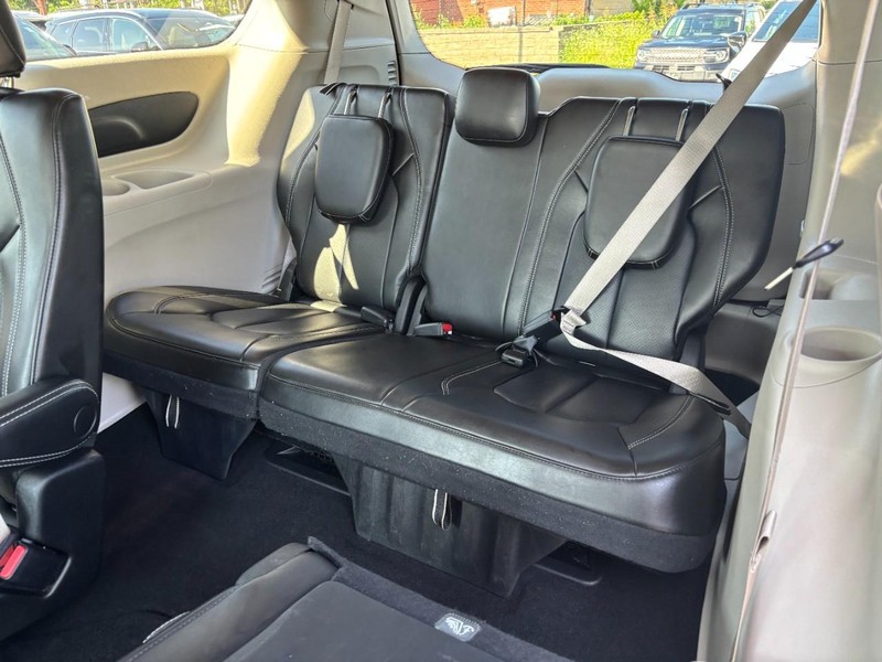 Chrysler Pacifica Vehicle Full-screen Gallery Image 12