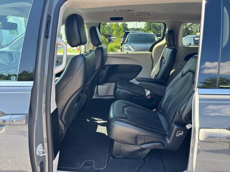 Chrysler Pacifica Vehicle Full-screen Gallery Image 13