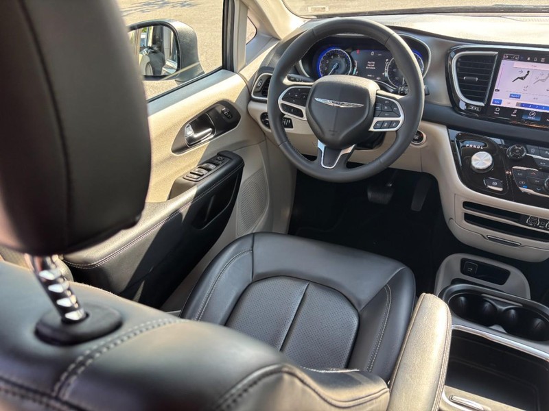 Chrysler Pacifica Vehicle Full-screen Gallery Image 14