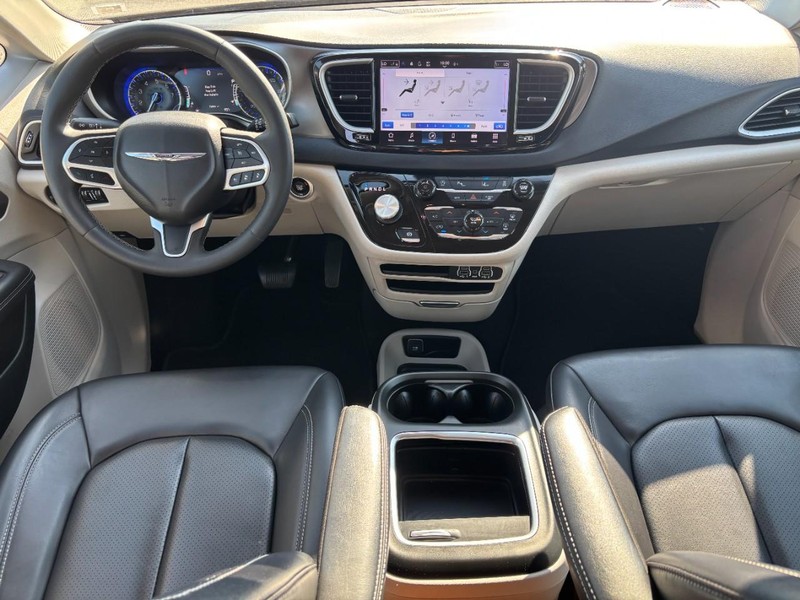 Chrysler Pacifica Vehicle Full-screen Gallery Image 15