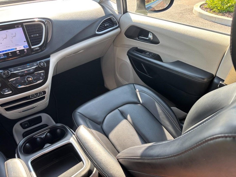 Chrysler Pacifica Vehicle Full-screen Gallery Image 16