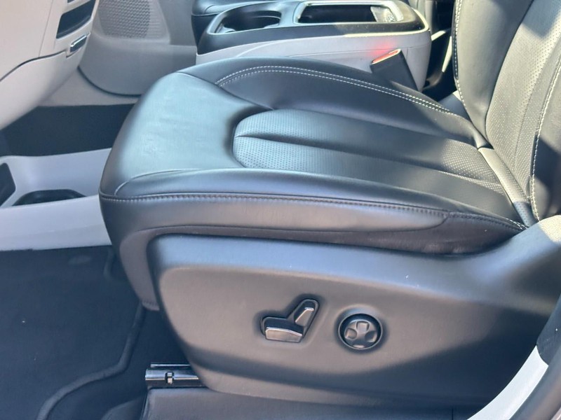 Chrysler Pacifica Vehicle Full-screen Gallery Image 17