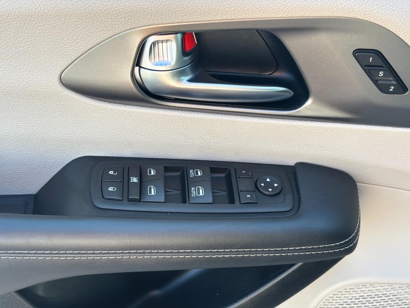Chrysler Pacifica Vehicle Full-screen Gallery Image 18