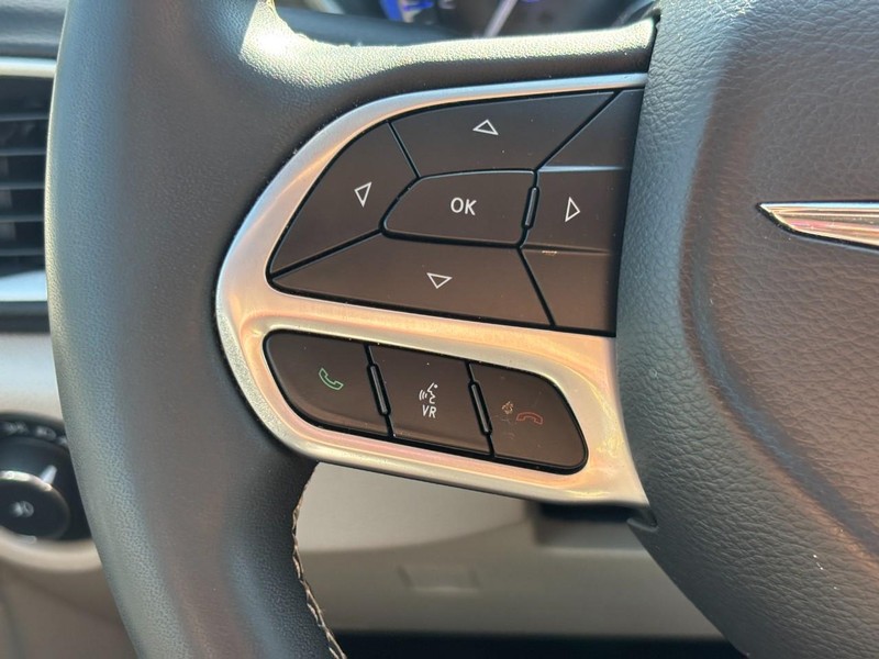 Chrysler Pacifica Vehicle Full-screen Gallery Image 19