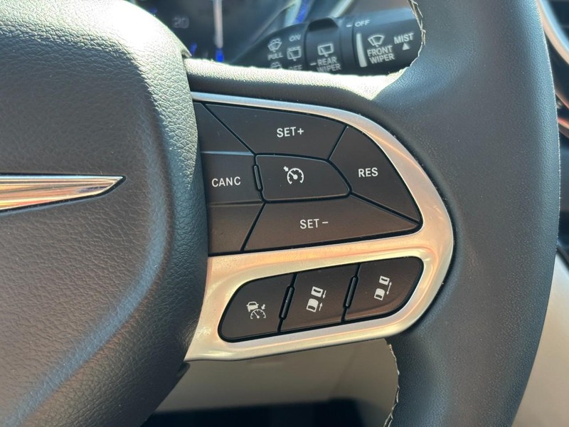 Chrysler Pacifica Vehicle Full-screen Gallery Image 20