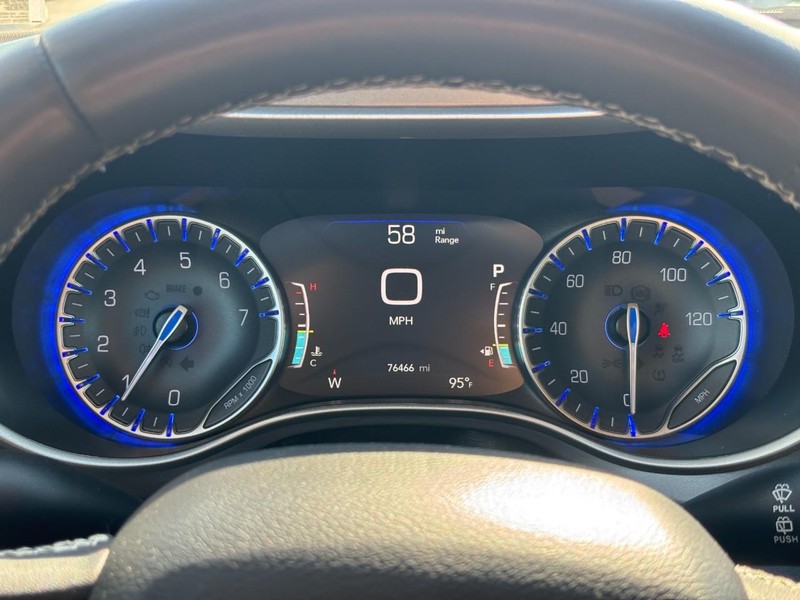 Chrysler Pacifica Vehicle Full-screen Gallery Image 21