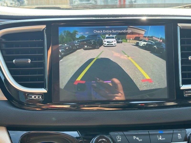 Chrysler Pacifica Vehicle Full-screen Gallery Image 24