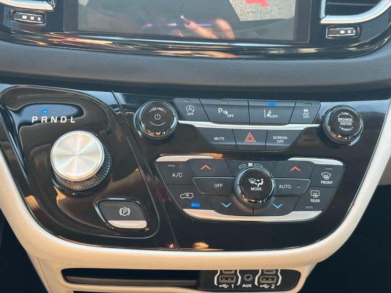 Chrysler Pacifica Vehicle Full-screen Gallery Image 25