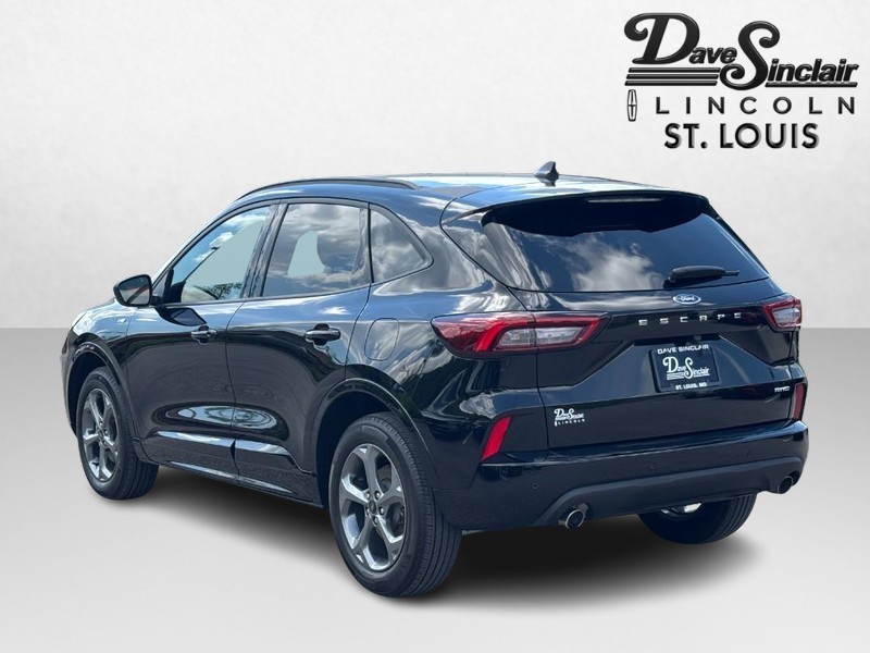 Ford Escape Vehicle Full-screen Gallery Image 05