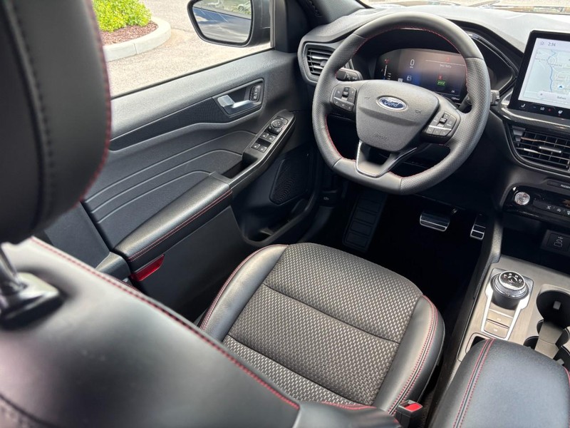 Ford Escape Vehicle Full-screen Gallery Image 13