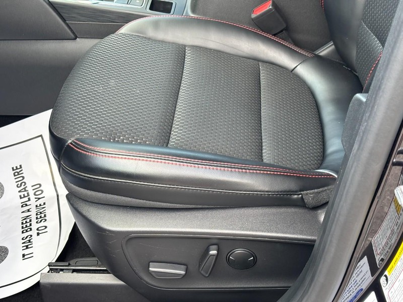 Ford Escape Vehicle Full-screen Gallery Image 17