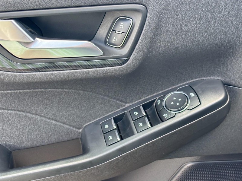 Ford Escape Vehicle Full-screen Gallery Image 18