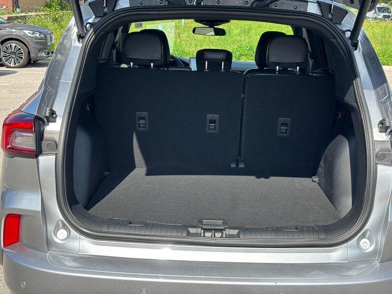 Ford Escape Vehicle Full-screen Gallery Image 10