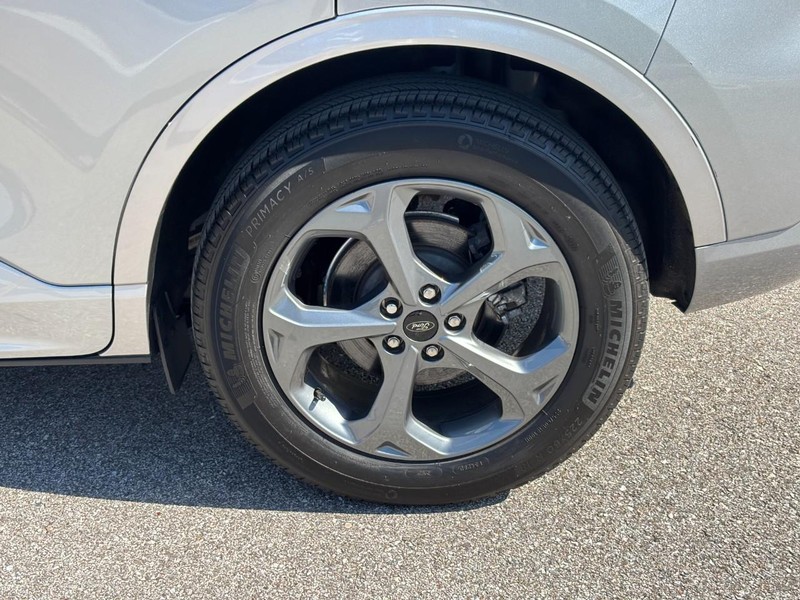 Ford Escape Vehicle Full-screen Gallery Image 11