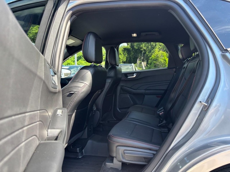 Ford Escape Vehicle Full-screen Gallery Image 12