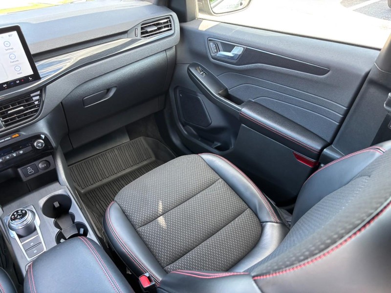 Ford Escape Vehicle Full-screen Gallery Image 15
