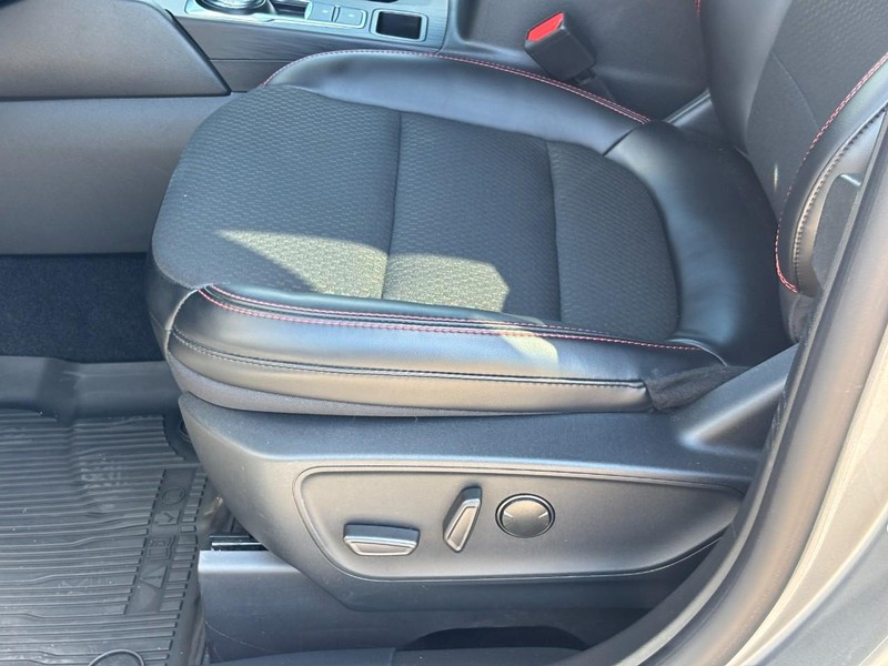 Ford Escape Vehicle Full-screen Gallery Image 17