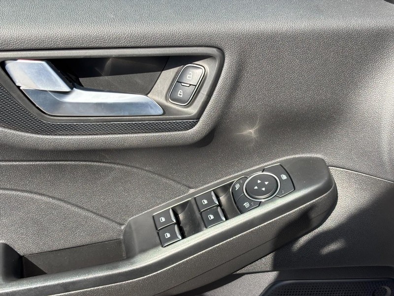 Ford Escape Vehicle Full-screen Gallery Image 18