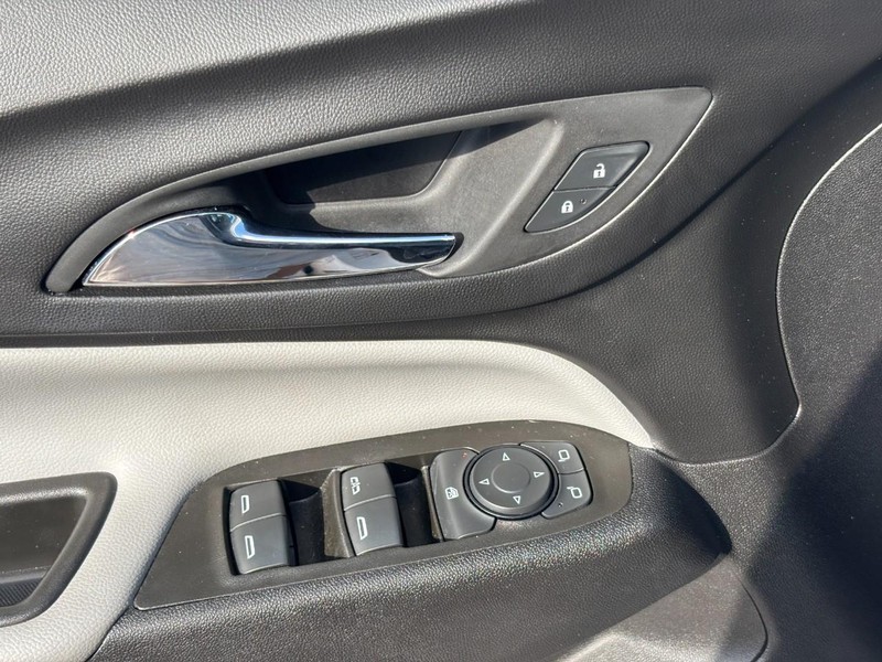 Chevrolet Equinox Vehicle Full-screen Gallery Image 17