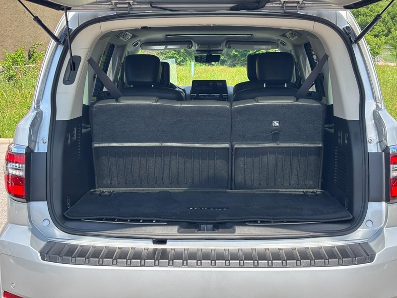 Nissan Armada Vehicle Full-screen Gallery Image 12