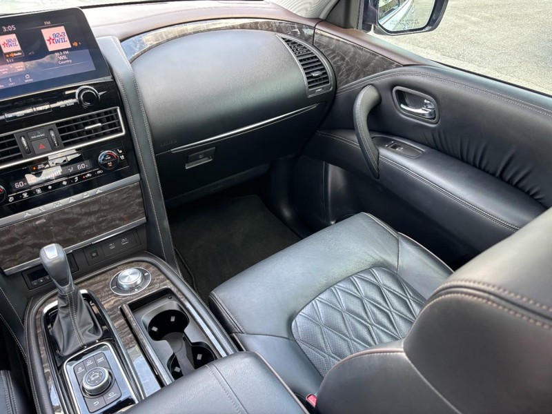 Nissan Armada Vehicle Full-screen Gallery Image 18