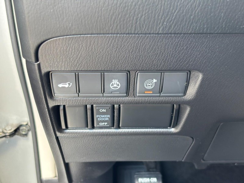 Nissan Armada Vehicle Full-screen Gallery Image 22