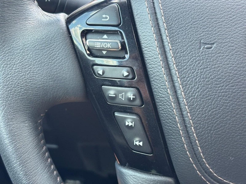Nissan Armada Vehicle Full-screen Gallery Image 23