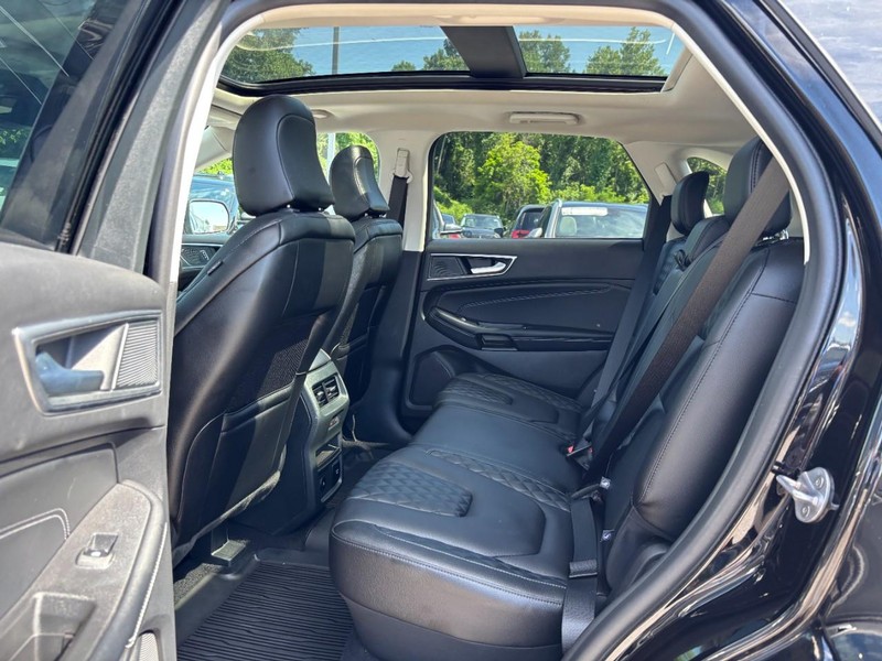 Ford Edge Vehicle Full-screen Gallery Image 12