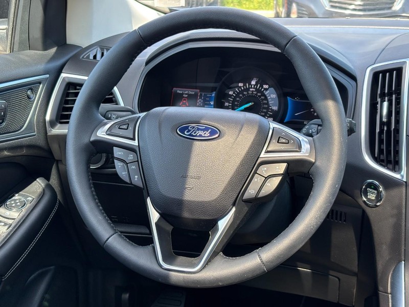 Ford Edge Vehicle Full-screen Gallery Image 16