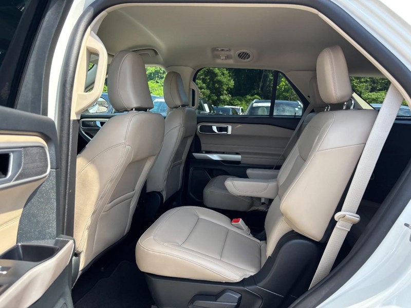 Ford Explorer Vehicle Full-screen Gallery Image 13