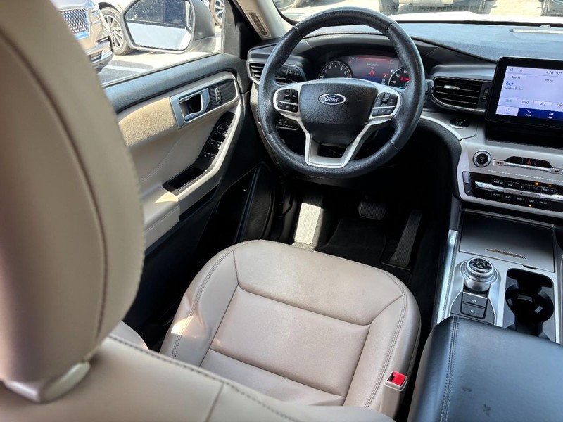Ford Explorer Vehicle Full-screen Gallery Image 14
