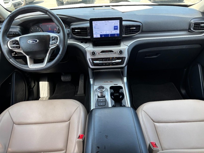 Ford Explorer Vehicle Full-screen Gallery Image 15