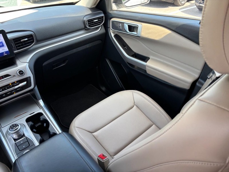 Ford Explorer Vehicle Full-screen Gallery Image 16