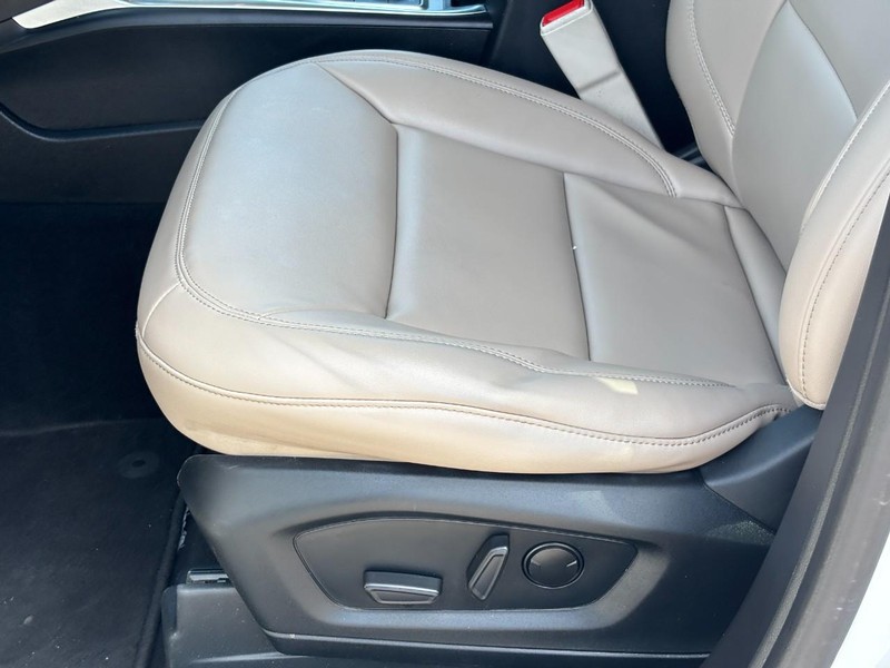 Ford Explorer Vehicle Full-screen Gallery Image 17