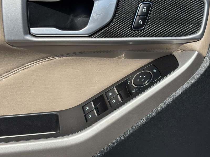 Ford Explorer Vehicle Full-screen Gallery Image 18