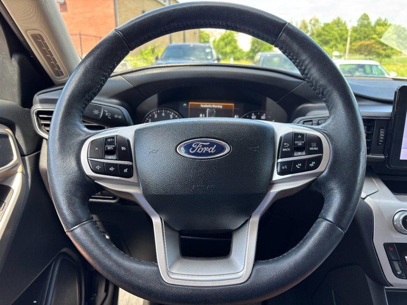 Ford Explorer Vehicle Full-screen Gallery Image 19