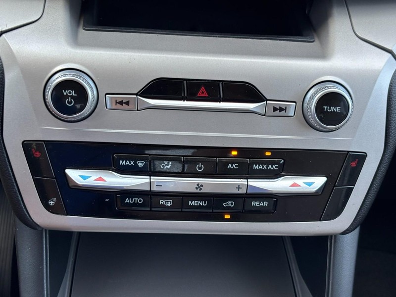 Ford Explorer Vehicle Full-screen Gallery Image 23