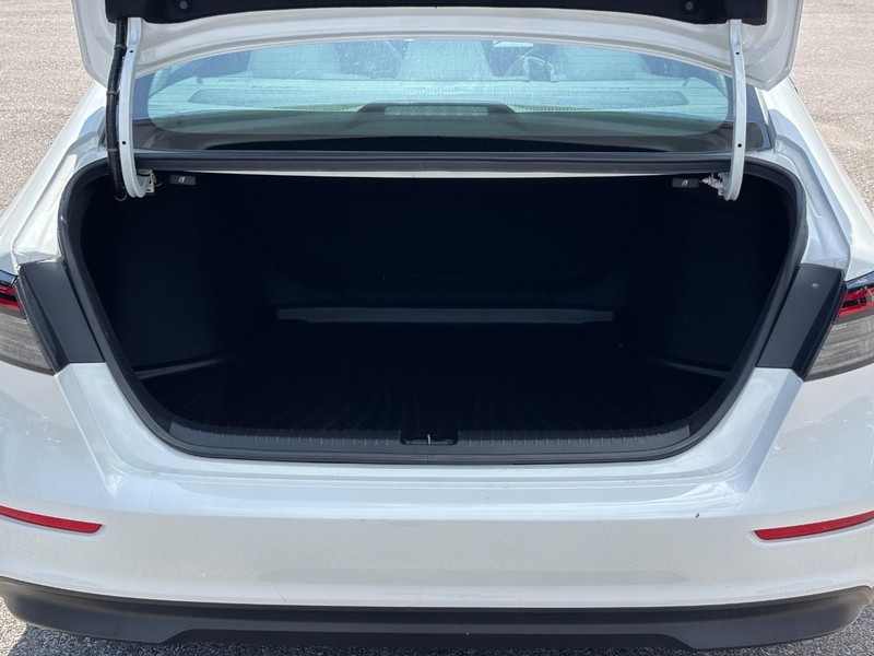 Honda Accord Sedan Vehicle Full-screen Gallery Image 10