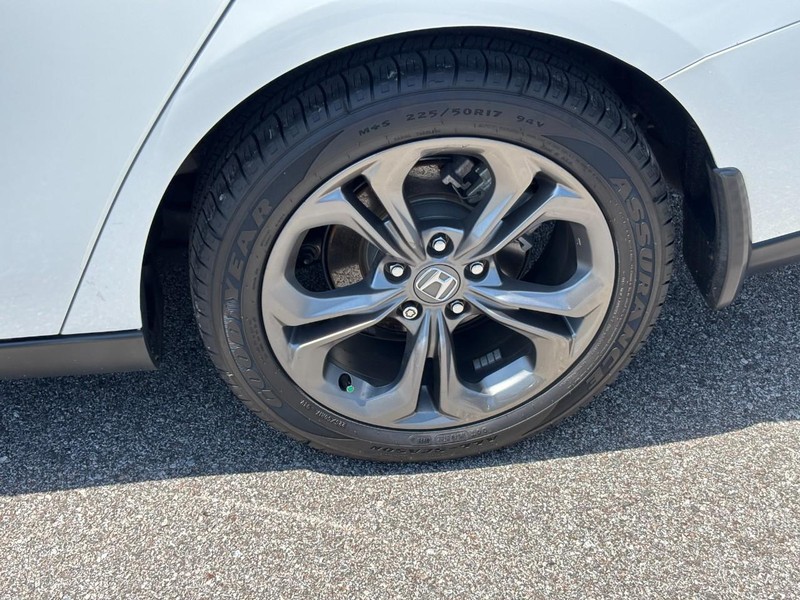 Honda Accord Sedan Vehicle Full-screen Gallery Image 11