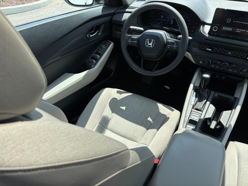 Honda Accord Sedan Vehicle Full-screen Gallery Image 14