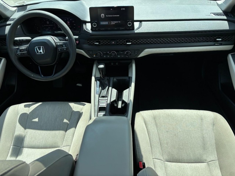 Honda Accord Sedan Vehicle Full-screen Gallery Image 15